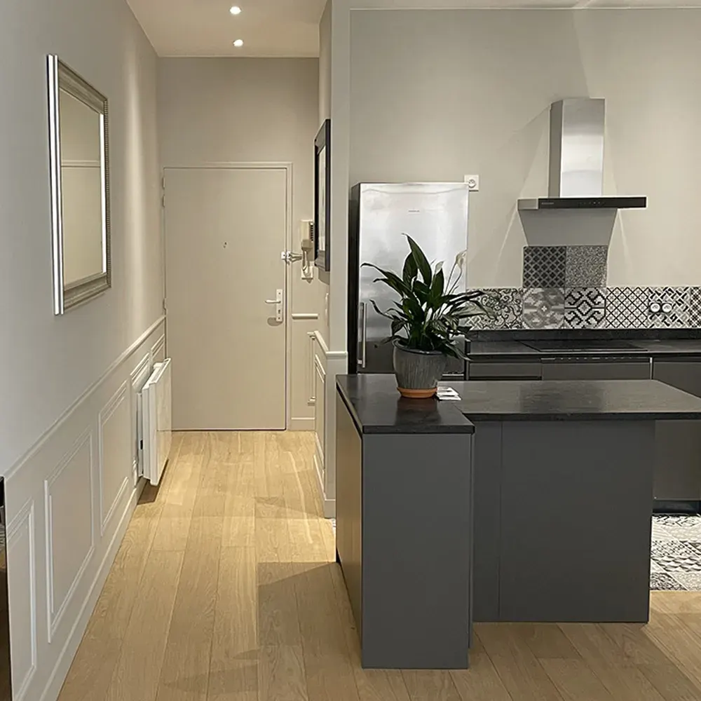 Appartement rénové et vide, parquet de chêne et soubassements moulurés