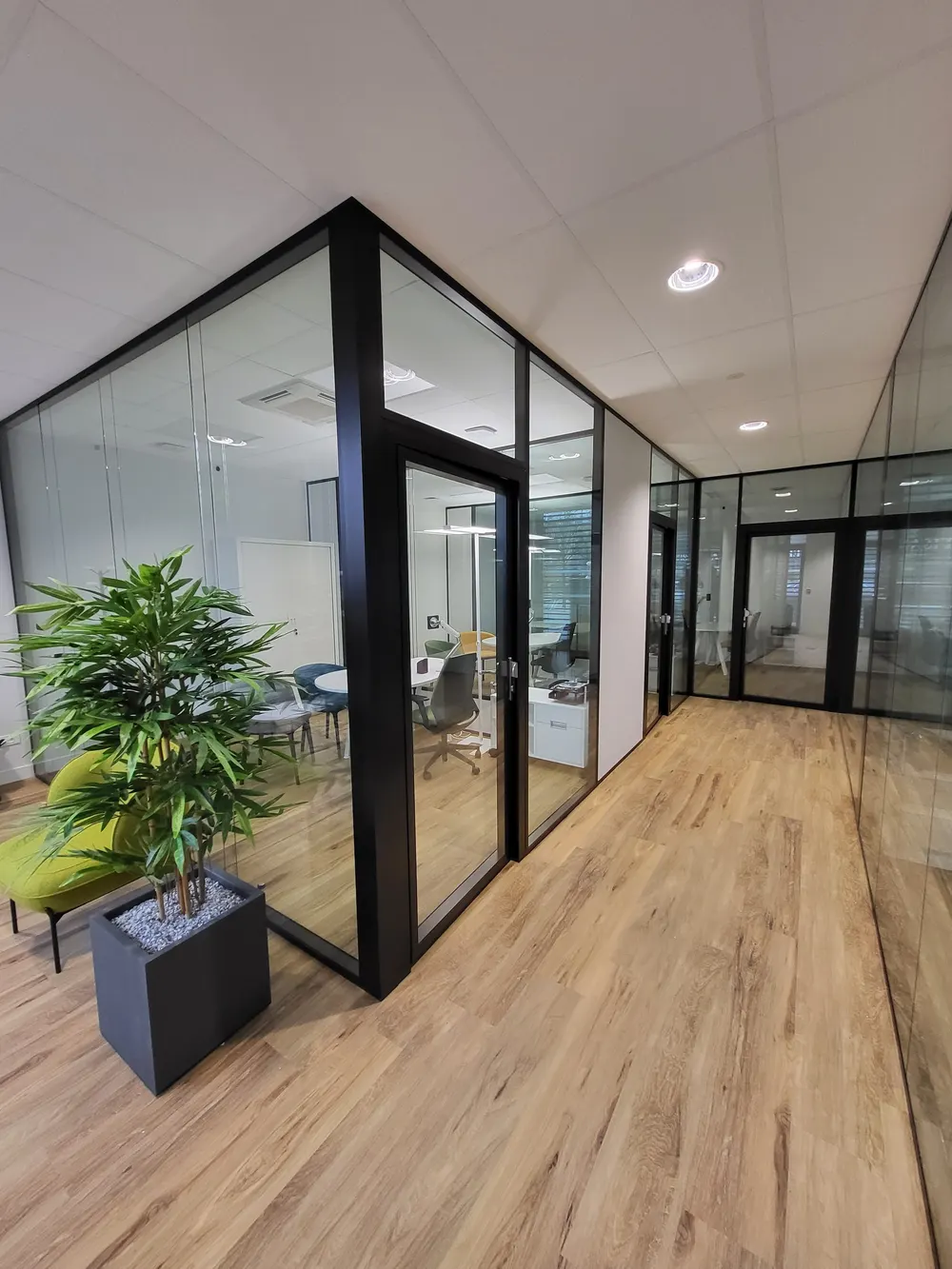 Bureaux aux cloisons vitrées, sol clair et net