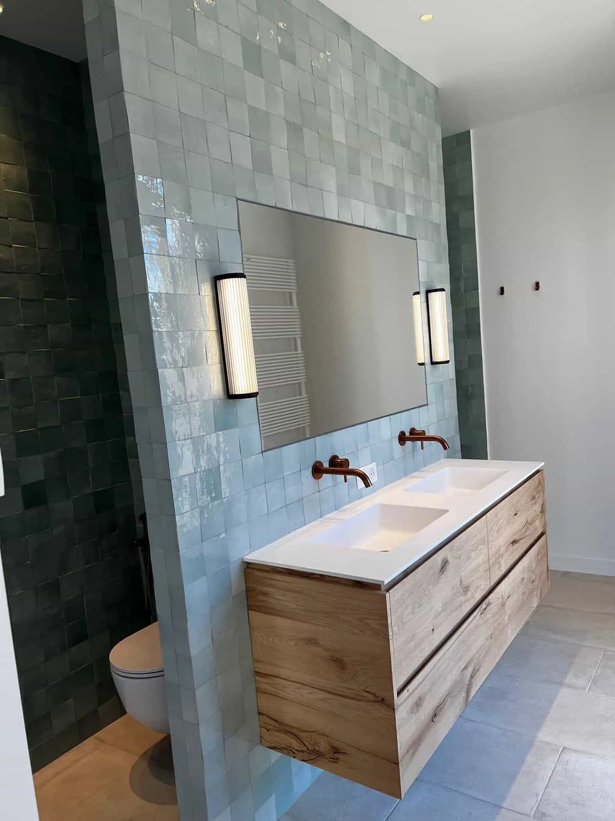 Salle de bain en zellige vert d'eau